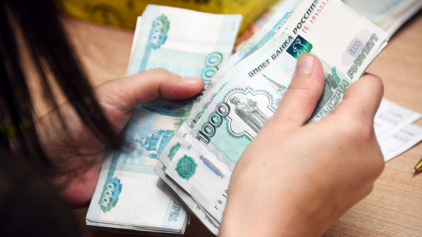 Опрос: 50% россиян откладывают часть зарплаты для крупных покупок