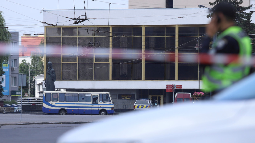 Трое заложников вышли из захваченного автобуса в Луцке