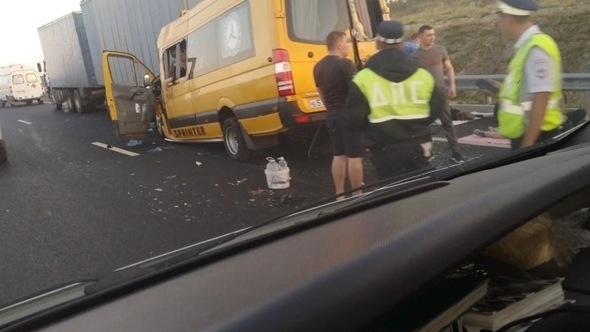 Водитель попавшего в ДТП в Крыму микроавтобуса мог уснуть за рулём