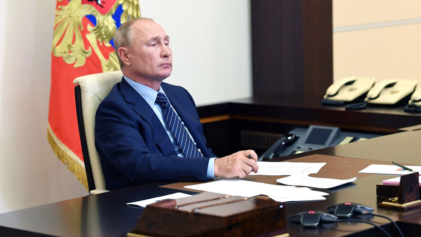 Изучение Конституции школьниками, субсидии и помощь потерявшим вклады: Путин утвердил ряд поручений правительству