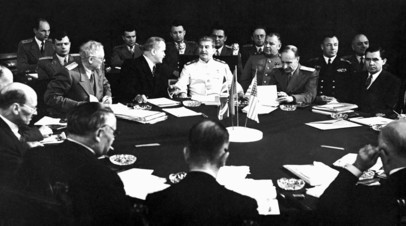 Иосиф Сталин (в центре), Вячеслав Молотов (второй слева от центра), Андрей Вышинский (третий слева от центра) и другие участники советской делегации во время заседания Потсдамской конференции — встречи глав СССР, США и Великобритании в Потсдаме. Июль-август 1945 года