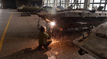 Рабочий на танковом заводе в Житомире в июле 2014 года