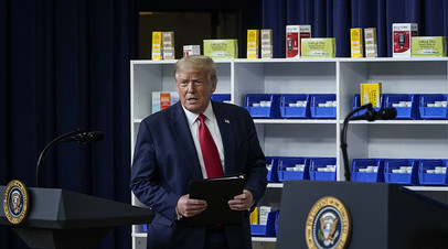Дональд Трамп во время подписание указа о снижении цен на лекарства в США