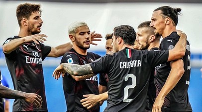 Футболисты «Милана» в матче с «Сампдорией» в 37-м туре Серии А