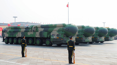 Пусковые установки китайских межконтинентальных баллистических ракет DF-41 на параде в Пекине