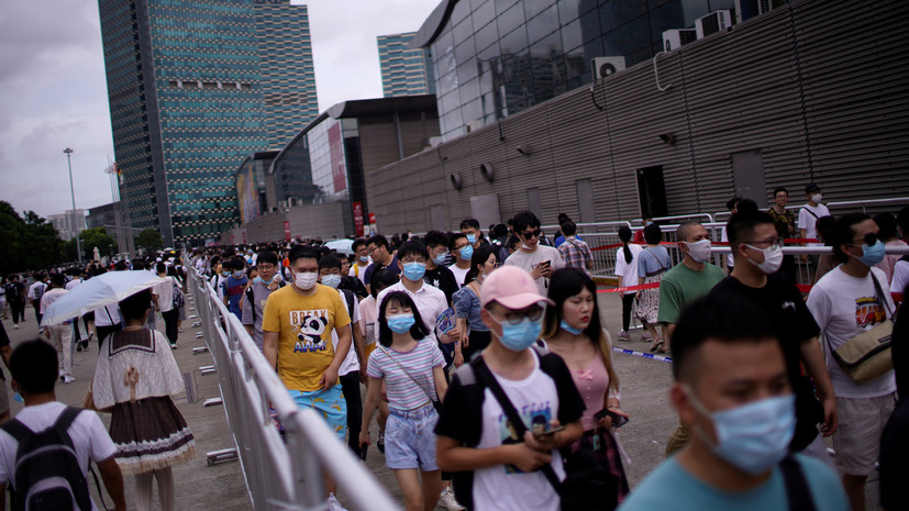 В Китае за сутки выявили 51 нового носителя коронавируса