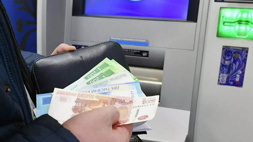 В банкоматах некоторых российских банков может появиться функция перевода по номеру телефона