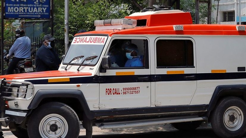 СМИ: Три человека погибли и 50 пострадали при ЧП с самолётом в Индии