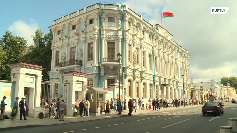 Посольство рб. Посольство Республики Беларусь в Москве. Посольство в белорусское белорусское Москве. Посольство Белоруссии табличка. Посольство Беларуси в Москве центральные ворота.