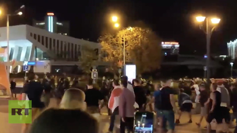 Протестующие в Минске начали строить баррикады