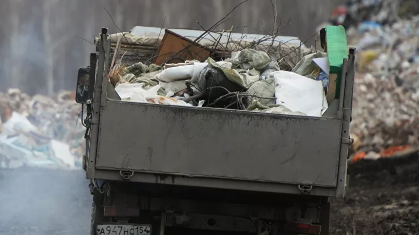 Грузовик с мусором опрокинулся на западе Москвы