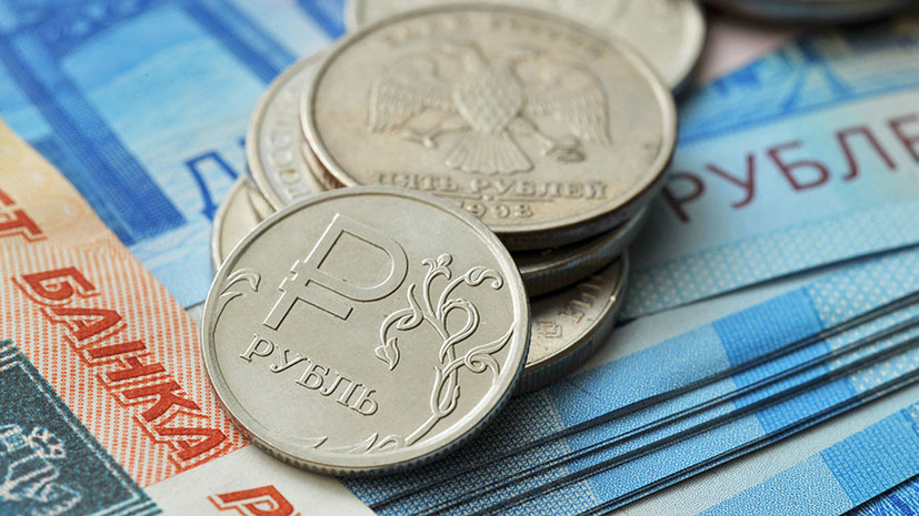 Рубль снижается к евро и доллару