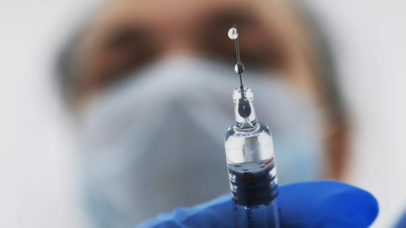 Российских медиков привьют от коронавируса в первую очередь