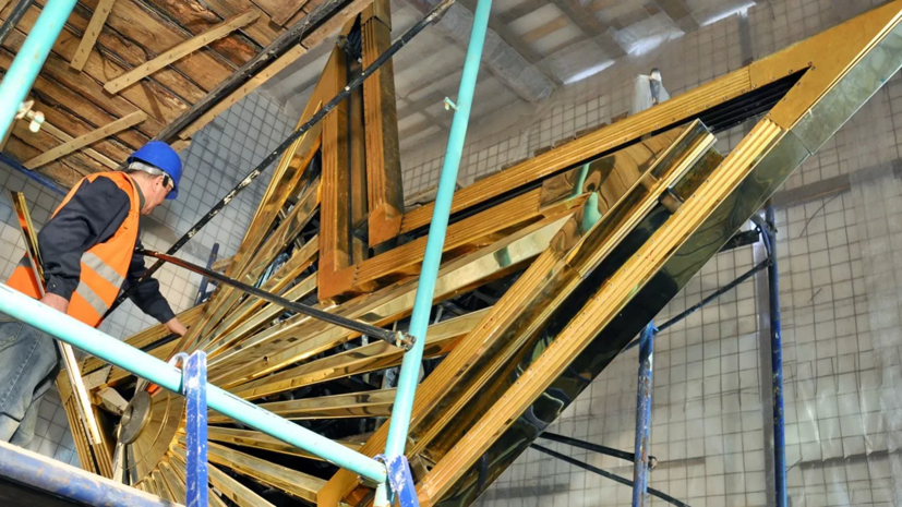 В Москве отреставрировали звезду со шпиля Северного речного вокзала