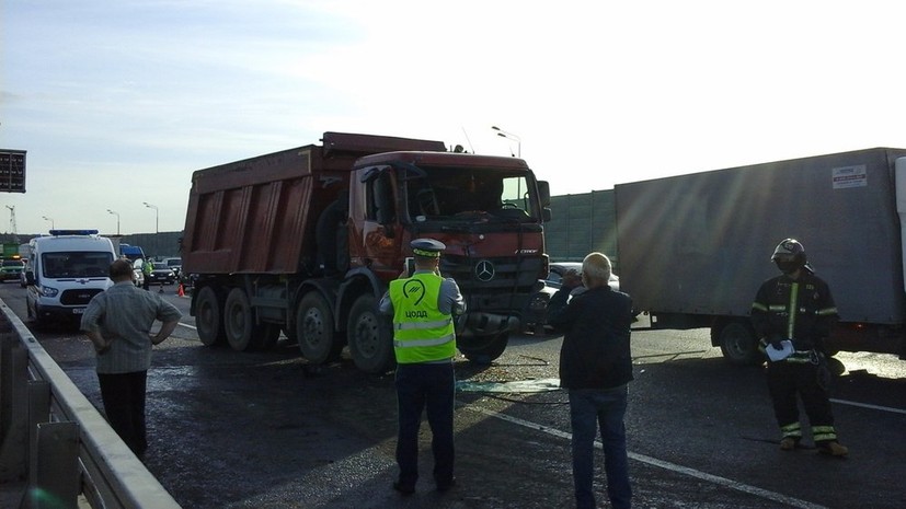 Более 30 штрафов числится за попавшим в ДТП грузовиком в Москве