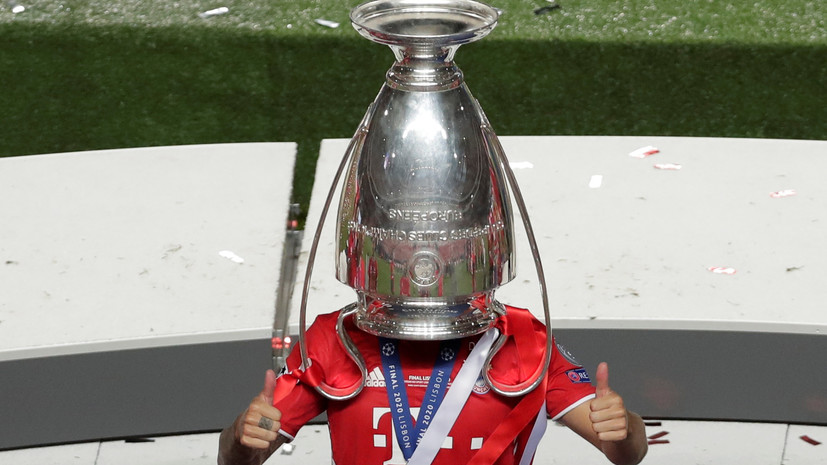 Футболист «Баварии» Эрнандес надел кубок Лиги чемпионов на голову