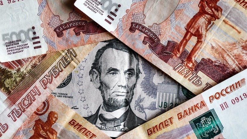Рубль в начале торгов снижается к доллару и евро