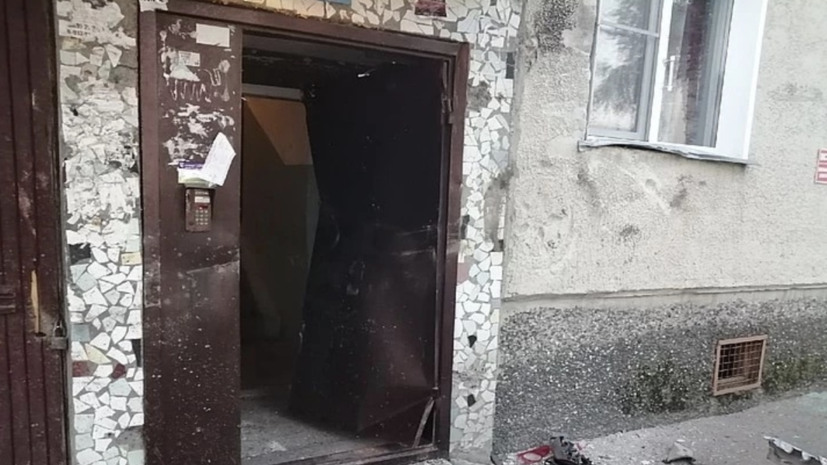 В Новосибирске автомобиль врезался в жилой дом