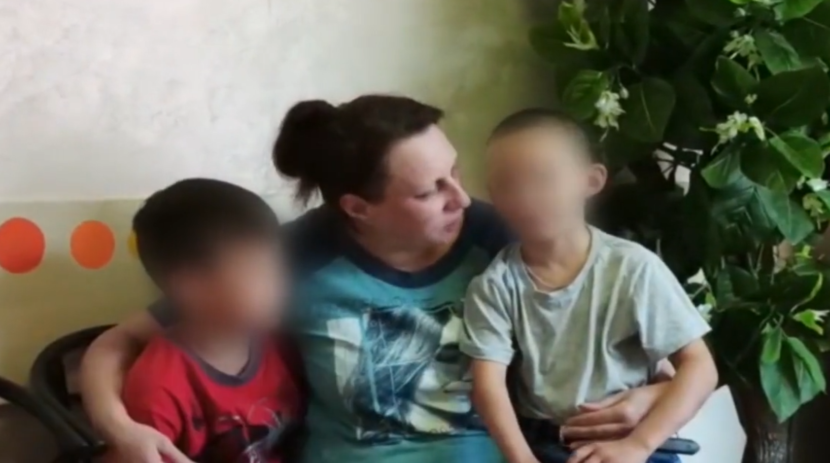 видео как мать трахает своего малолетнего сына фото 115