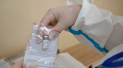 Ампула вакцины от коронавируса в палате Главного военного клинического госпиталя имени Н. Н. Бурденко