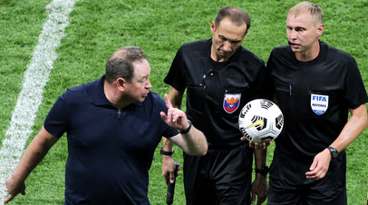 Леонид Слуцкий (слева) с арбитрами, обслуживавшими матч 1-го тура РПЛ «Рубин» — «Локомотив»