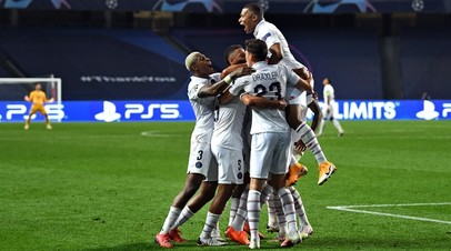 Футболисты «Пари Сен-Жермен» во время матча с «Аталантой» в четвертьфинале Лиги чемпионов