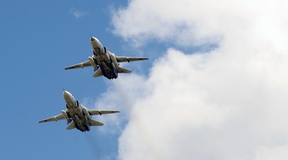 Полёт пары бомбардировщиков Су-24М на низкой высоте