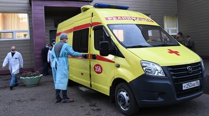 Медицинские работники загружают политика Алексея Навального в автомобиль скорой помощи возле отделения острых отравлений БСМП No1 в Омске