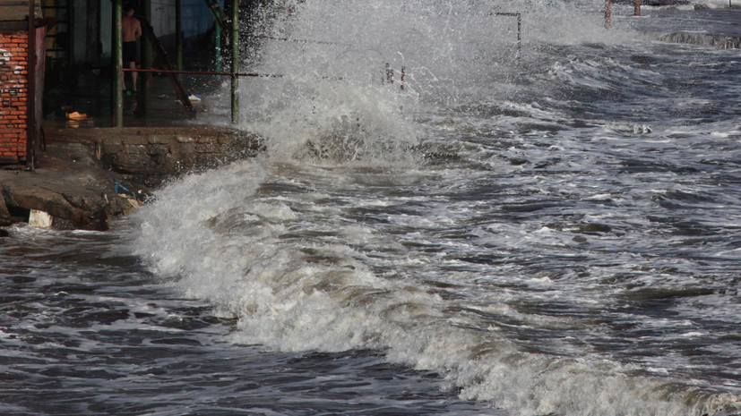 Отдыхающих просят покинуть побережье Приморья из-за приближения тайфуна
