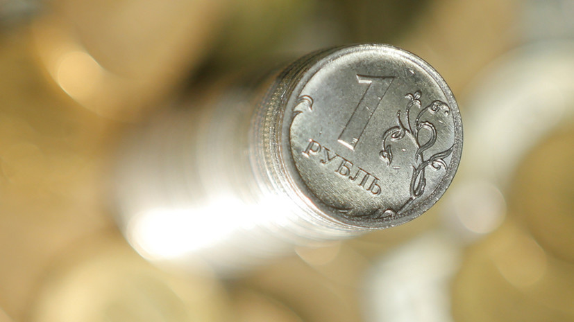 Рубль снижается к доллару и евро