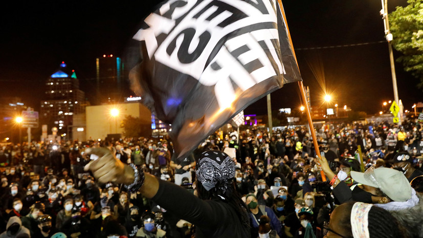 В США произошли столкновения митингующих с полицией во время протеста
