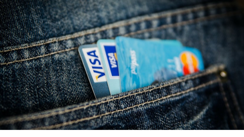 Эксперт оценил снижение количества используемых банковских карт в России