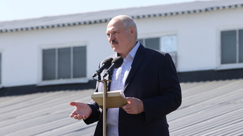 Посол России подарил Лукашенко карты XIX века с белорусскими границами
