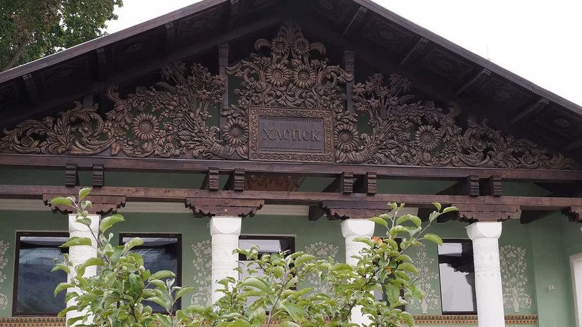 В Москве на ВДНХ восстановили исторический фронтон главного входа павильона №30