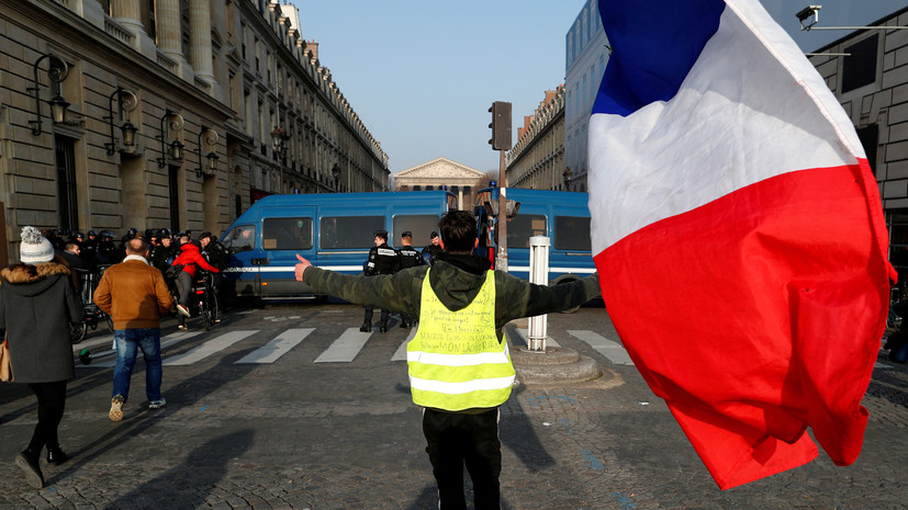 В Париже задержали почти 130 человек на протестах «жёлтых жилетов»