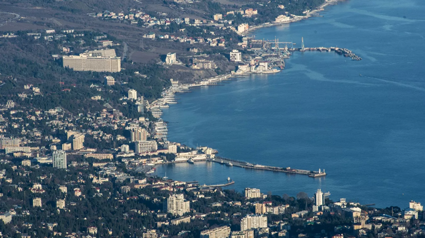 В Крыму спасли застрявшего в деревьях парапланериста