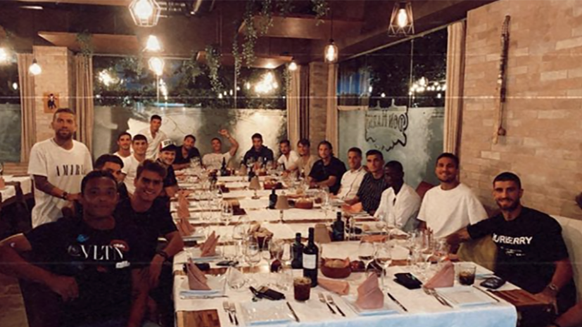 Алексей Миранчук поделился фото с командного ужина «Аталанты»