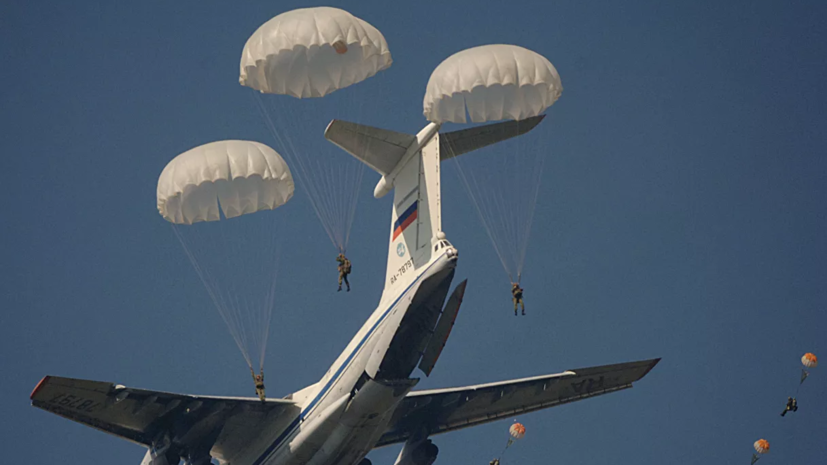 Под Мурманском морпехи выполнили прыжки с парашютом