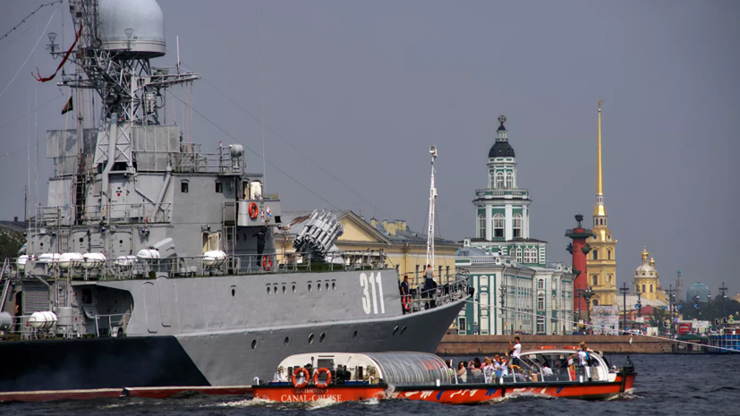 Корабль Балтийского флота столкнулся с рефрижераторным судном