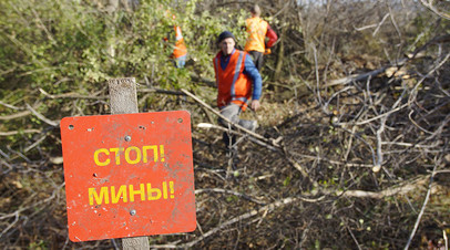 Представители Луганской народной республики проводят разминирование территории Золотого-4