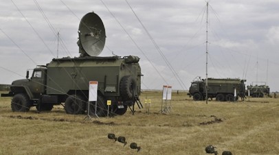 Комплекс РЭБ «Поле-21М» на местности