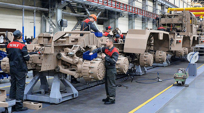 Производство специальных шасси для оборонной промышленности в одном из цехов ОАО «Минский завод колесных тягачей» в Минске