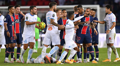 Футболисты «Пари Сен-Жермен» и «Марселя» в матче третьего тура чемпионата Франции