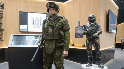 Пассивный эксзоскелет на военнослужащем и активный образец — на экипировке «Защитник будущего»