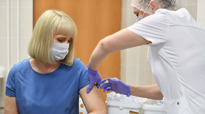 Вакцинация добровольца против COVID-19 в поликлинике №62 в Москве