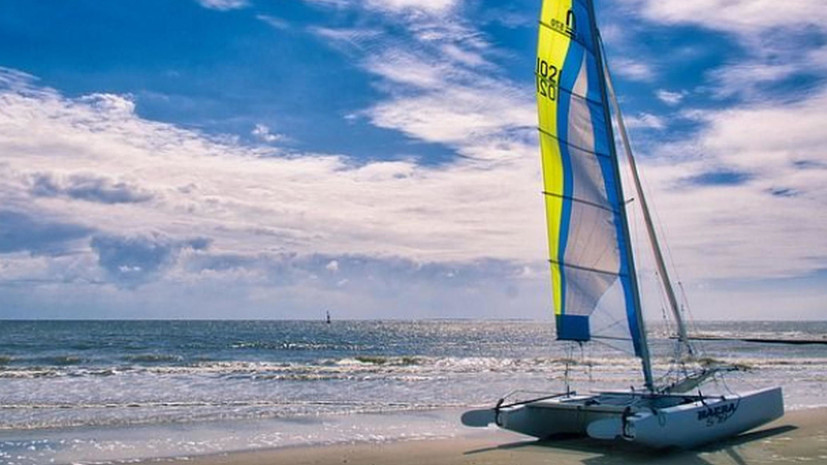 Яхта села на мель в Финском заливе