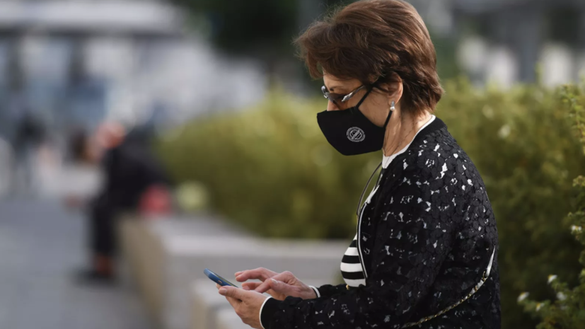 Роспотребнадзор призвал переболевших коронавирусом носить маски