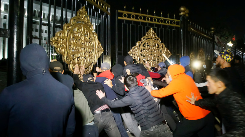 Беспорядки в Киргизии: демонстранты захватили Белый дом и освободили экс-президента Атамбаева из СИЗО