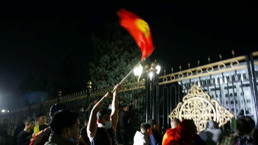 СМИ: Протестующие разграбили здание парламента в Бишкеке