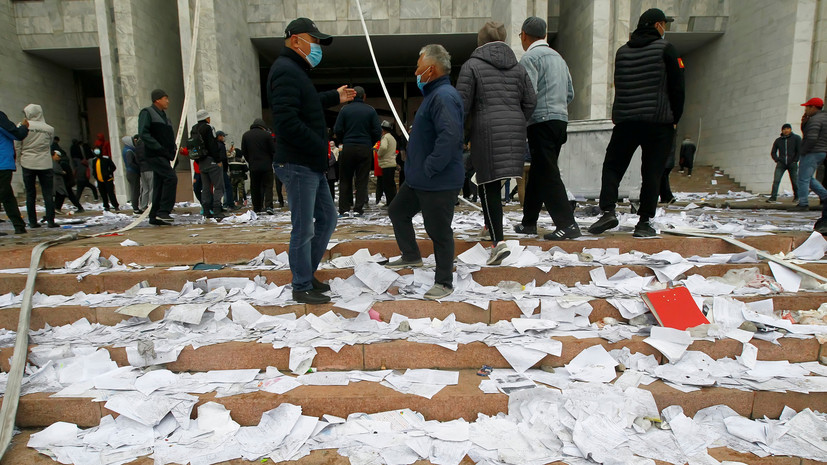 Один человек погиб и ещё 590 пострадали на протестах в Киргизии